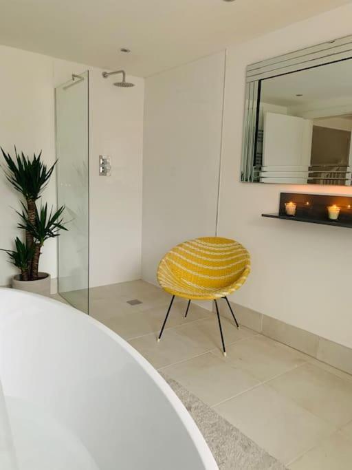 Luxury Retro 4 Bed Town House In Heart Of *