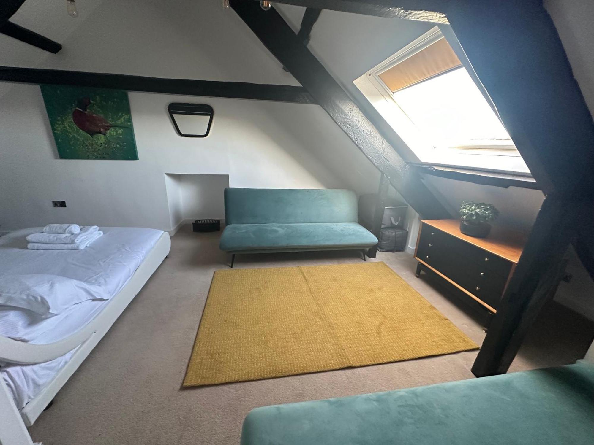 Luxury Retro 4 Bed Town House In Heart Of